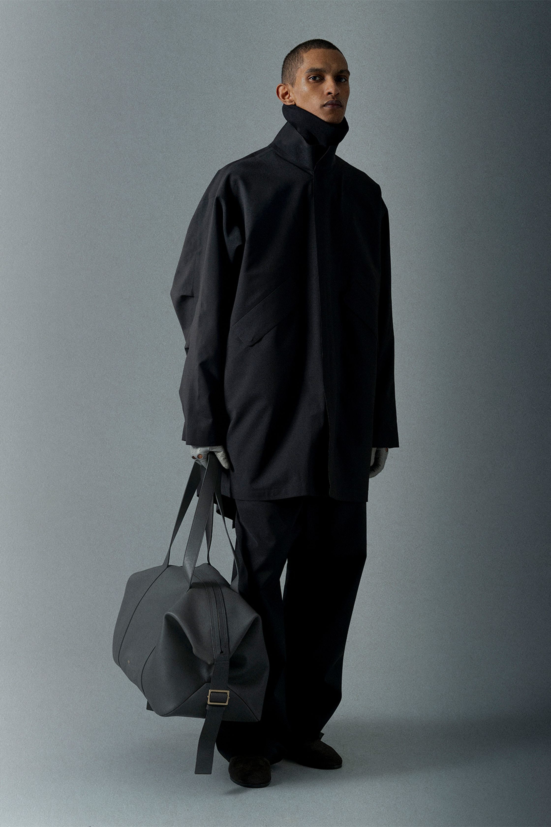 Fear of God 2026秋冬继续深化品牌标志性的极简街头美学：宽松西装、结构大衣、长裤与中性色调构建出安静而克制的现代衣橱。沙色、灰色与深黑形成柔和色谱，大廓形比例让服装在身体周围形成自然空间。设计师通过极简设计语言将街头文化提升至高级时装层面，使系列既具有精神性，也兼具实穿功能-顽石频道趋势研究